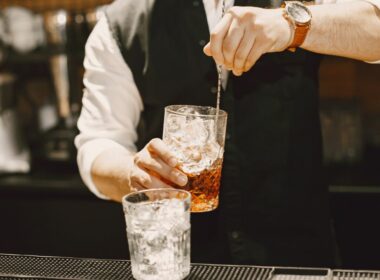 how to become a bartender